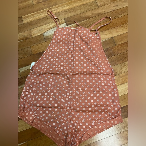 Billabong printed romper. New with tags. Size XL - Picture 2 of 2